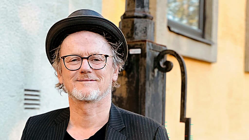 Glenn Gulli leder Allsang i Kirkehagen onsdag 29. juli.