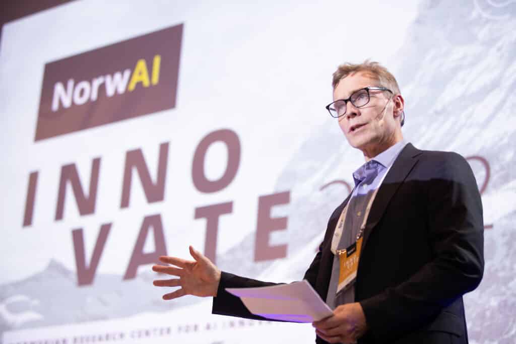 Professor Jon Atle Gulla hos NorwAI, NTNUs fremste miljø for språkmodeller, vil fortelle om det vi vet om styrker og svakheter om generative KI. Hva skjer egentlig i de svarte boksene?